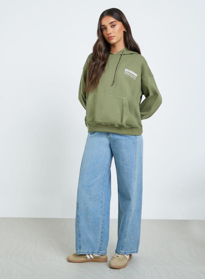 ستايلي هودي واسع بطبعة كتابة وأكمام بحواف أساور - Image 1